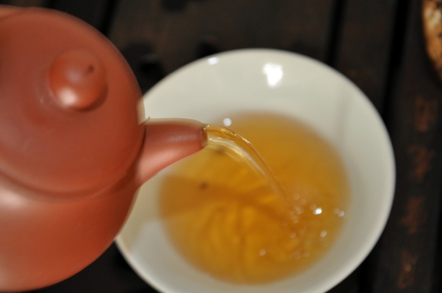 pouring pu-erh