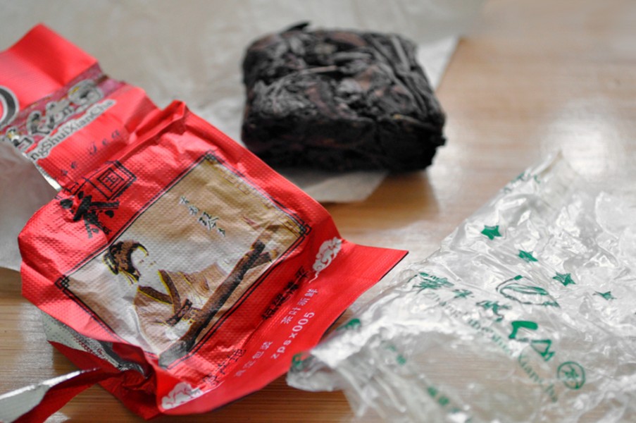 Vacuum Pack and Oolong Mini Cake